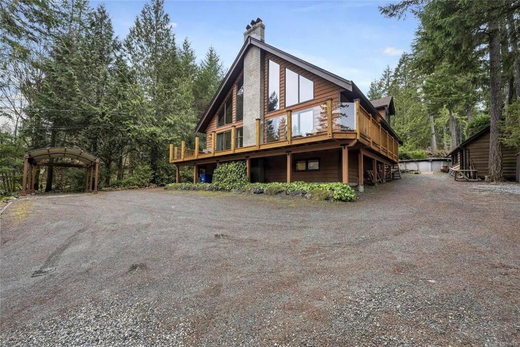 Chalet Style Cottage Near Shawnigan Lake Exterior photo