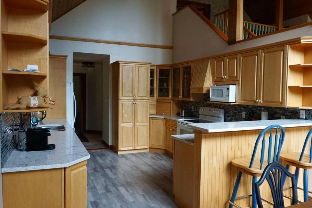 Chalet Style Cottage Near Shawnigan Lake Exterior photo