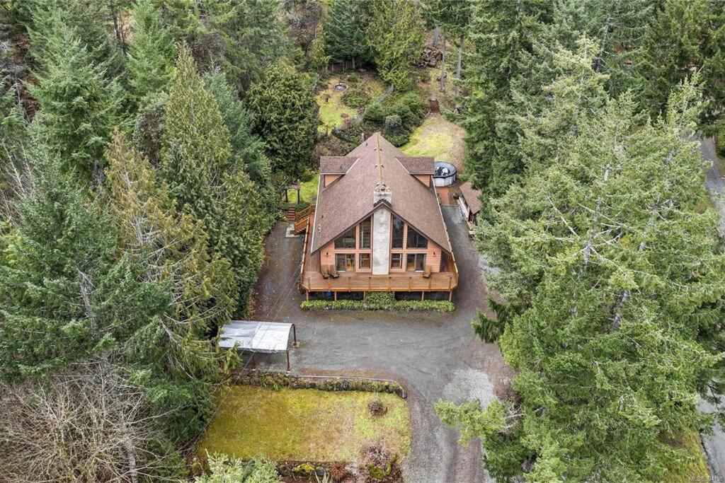 Chalet Style Cottage Near Shawnigan Lake Exterior photo